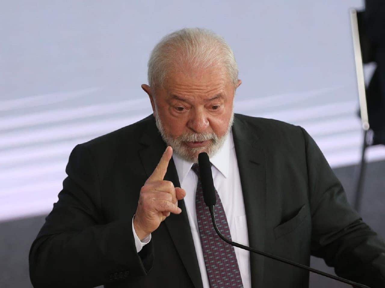 Imagem do presidente Lula discursando.