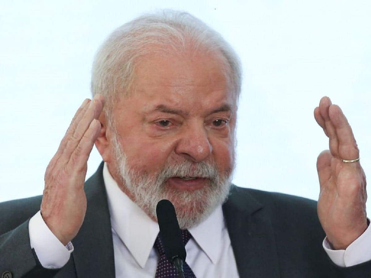 Imagem de Lula discursando.