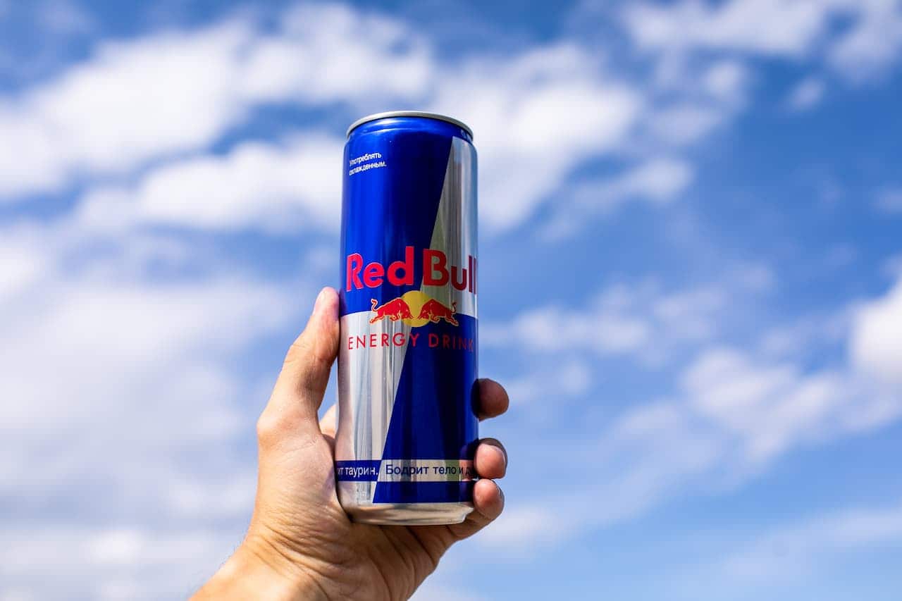mão segurando Red Bull