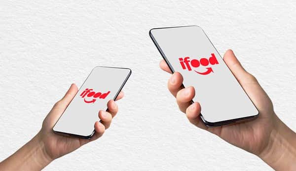 Duas maos segurando celulares abertos no ifood