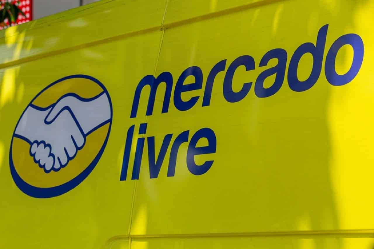 Imagem de uma van do Mercado Livre, amarela, com o logo da empresa estampado. Há um close no logo.