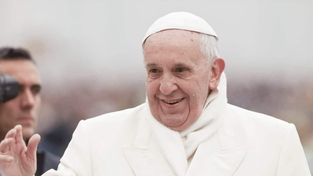 Papa Francisco acenando