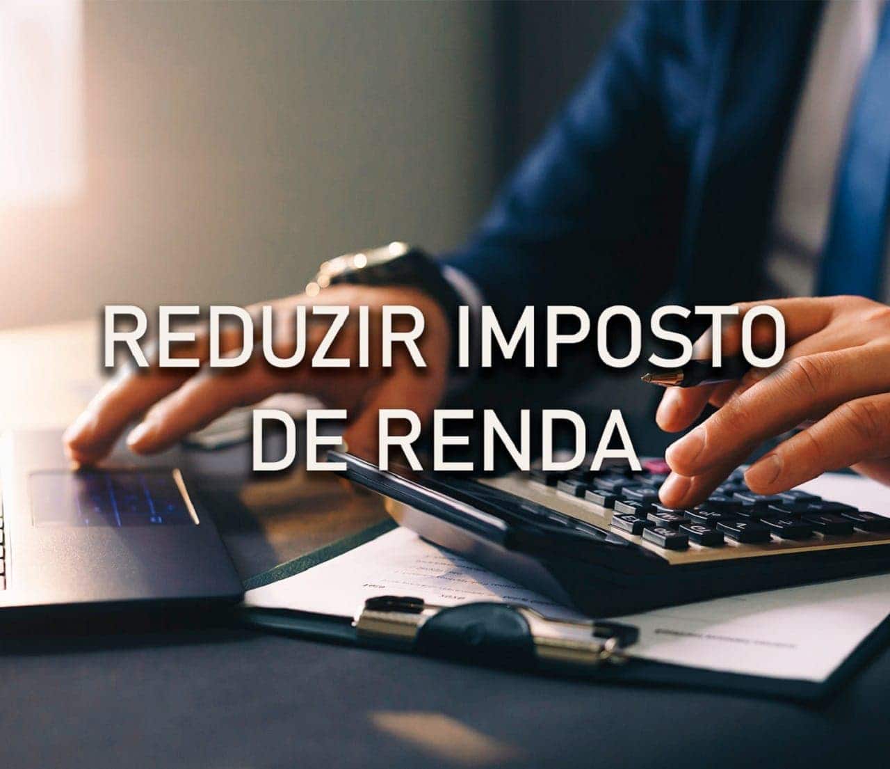 imagem de uma mulher usando calculadora para calcular Imposto de Renda, no centro está escrito: "Reduzir Imposto de Renda"