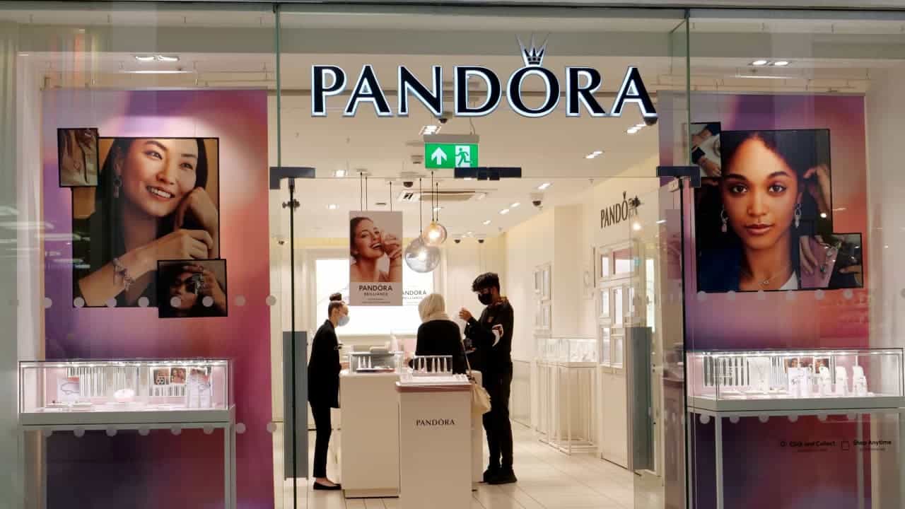 Fachada de uma loja física da Pandora