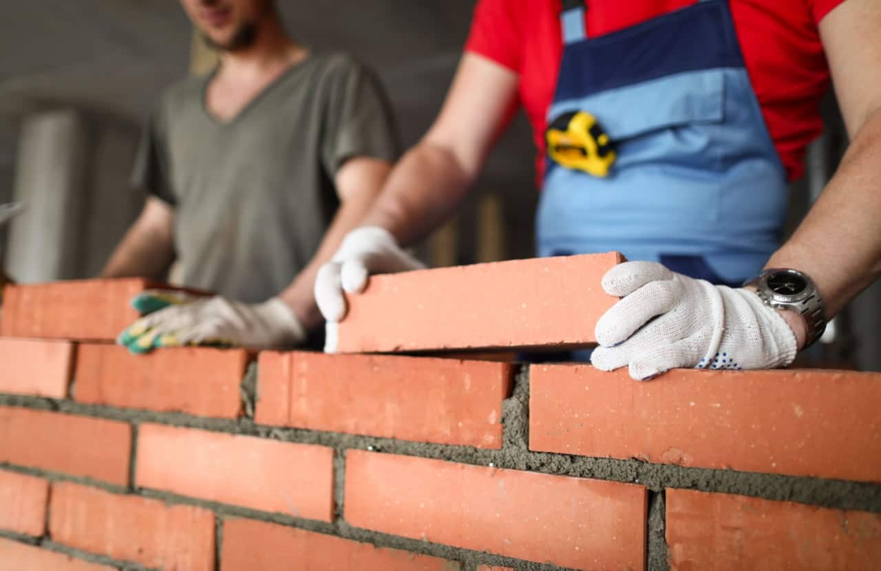 Pedreiros trabalhando em construção