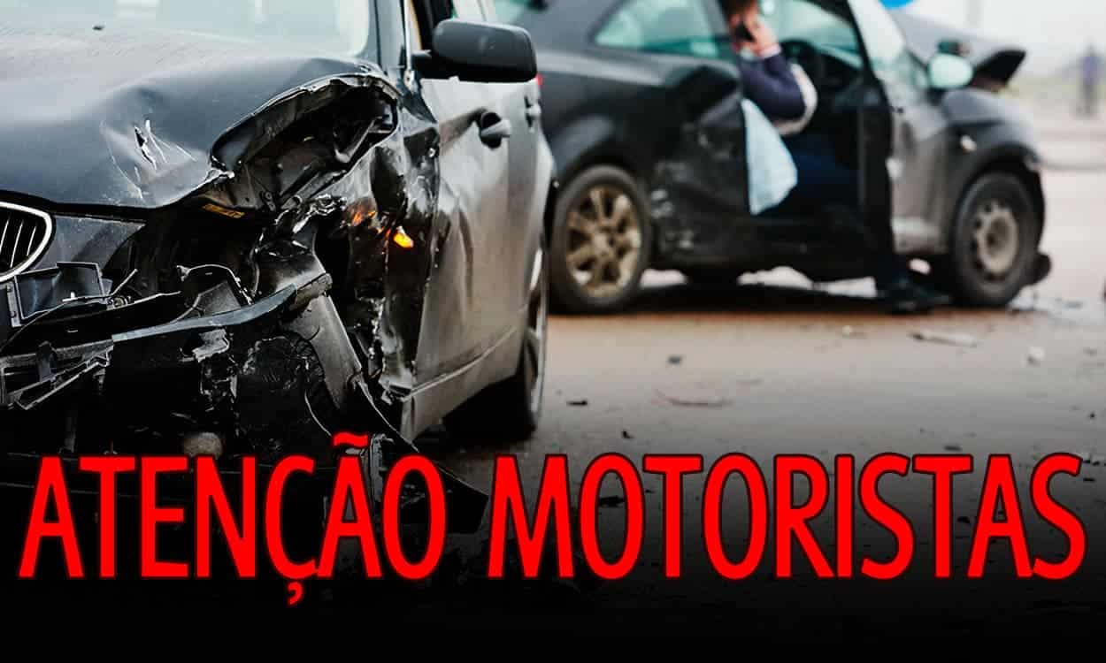 dois carros amassados após batida