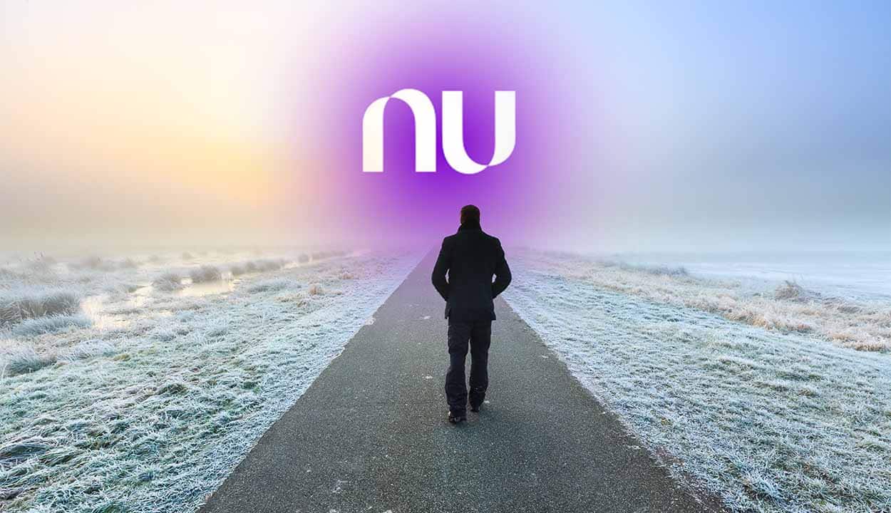 Homem andando em estrada de neve com imagem do logo do Nubank
