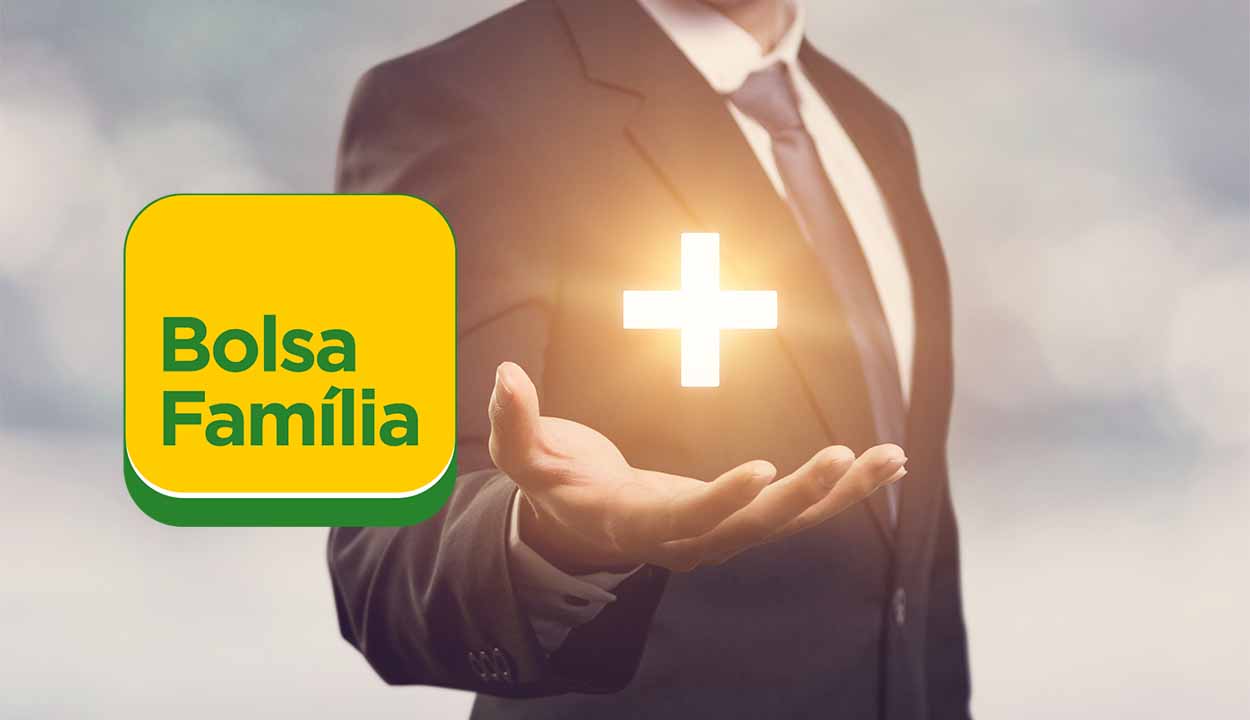 Pessoa de terno segurando um mais com logo do Bolsa Família ao lado