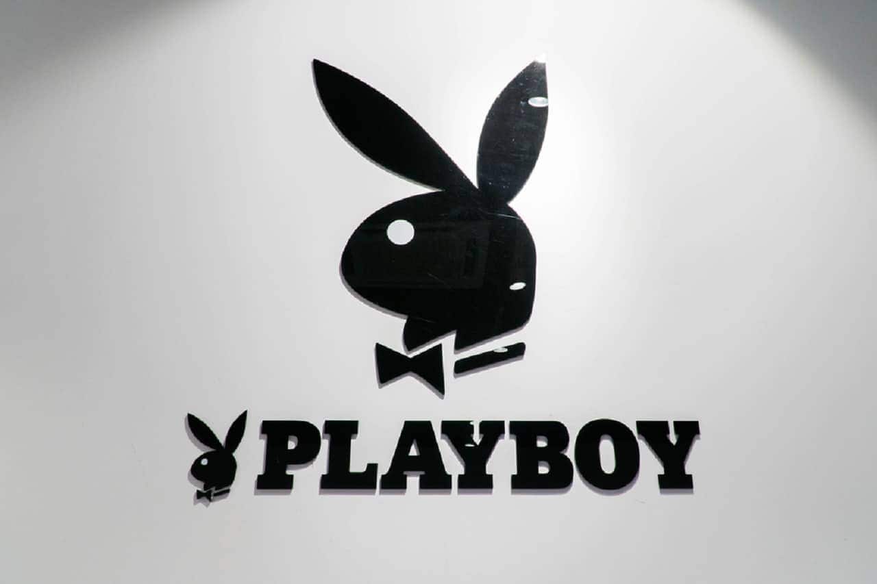 Imagem do logotipo da revista playboy em uma parede branca.