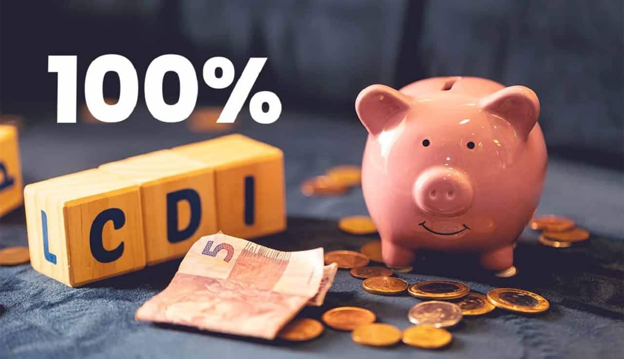 Imagem mostra um porquinho ao lado de moedas e notas. Ao lado esquerdo, lê-se "100% CDI".