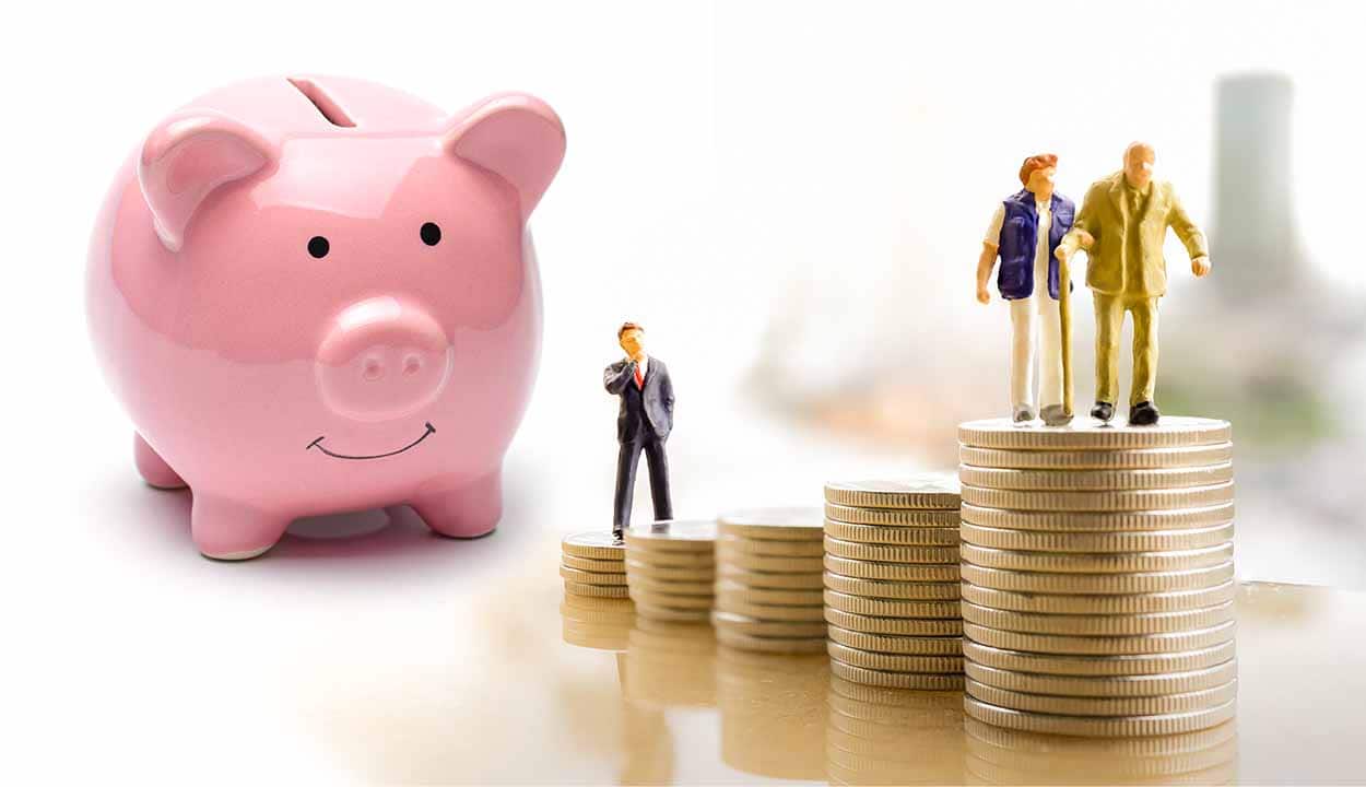 Porquinho com pessoas subindo escadas de moedas para a aposentadoria