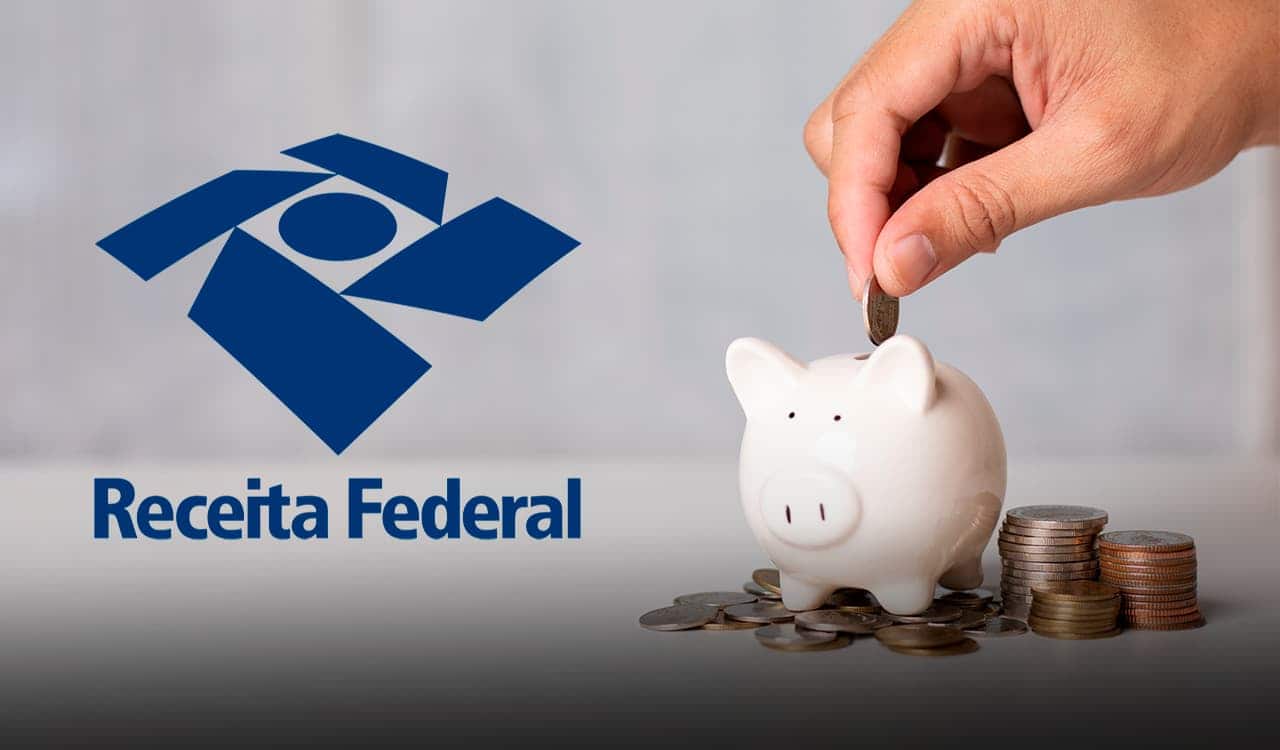 Pessoa colocando moedas em um porquinho com símbolo da Receita Federal ao lado