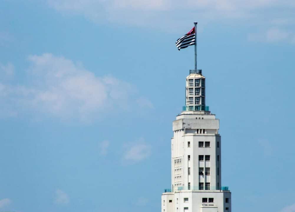 imagem do topo do prédio Altino Arantes, na cidade de São Paulo.