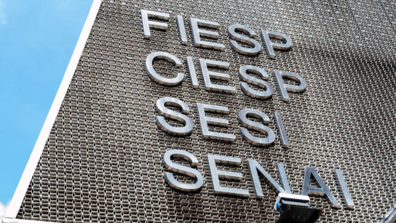 Fachada do prédio da Fiesp, em São Paulo, com os letreiros das instituições Fiesp, Ciesp, Sesi e Senai