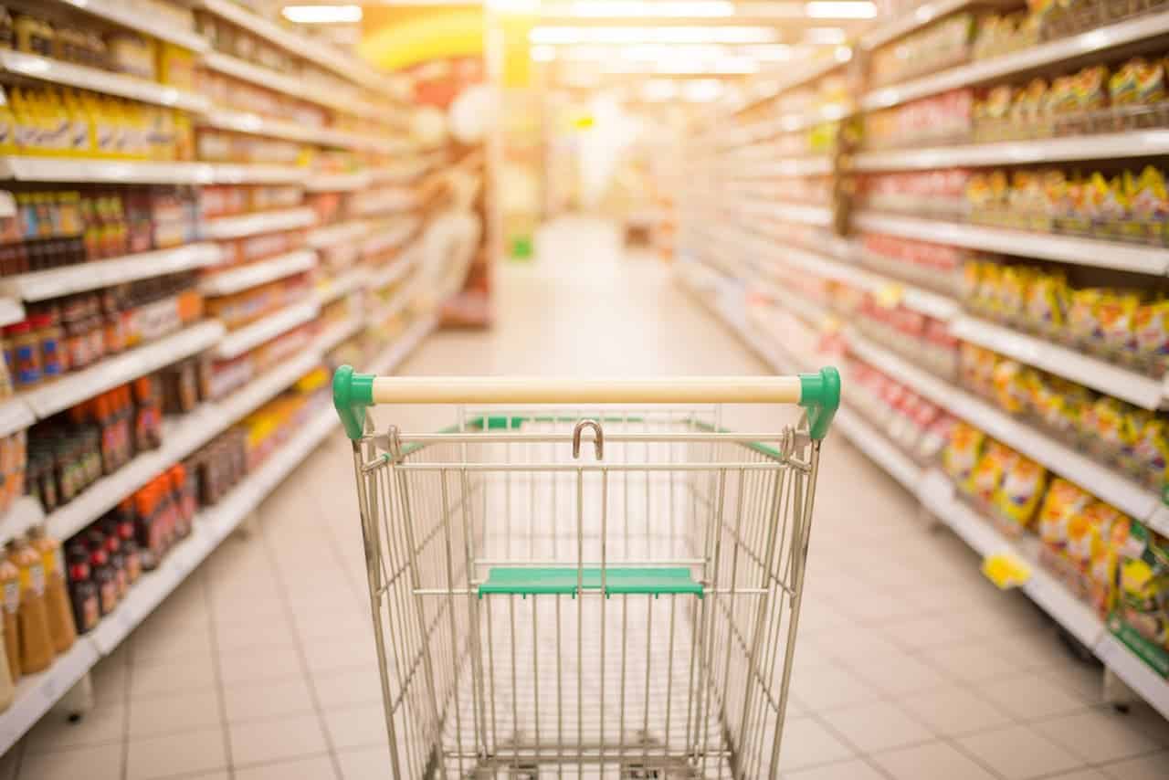 Carrinho de compras no corredor de uma unidade de rede de supermercados el arco