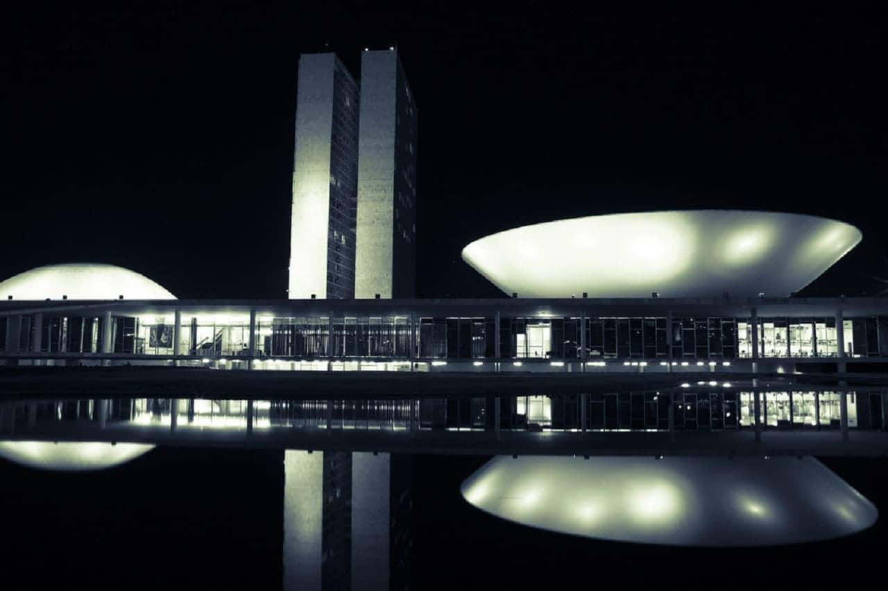 Imagem do Congresso Federal à noite