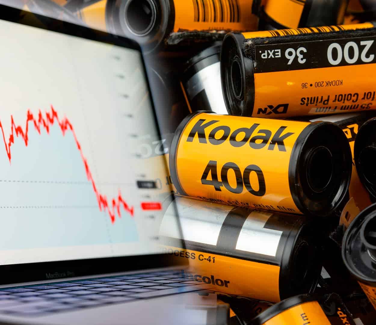 imagem de rolo de filme da Kodak, ao lado um notebook com gráficos financeiros