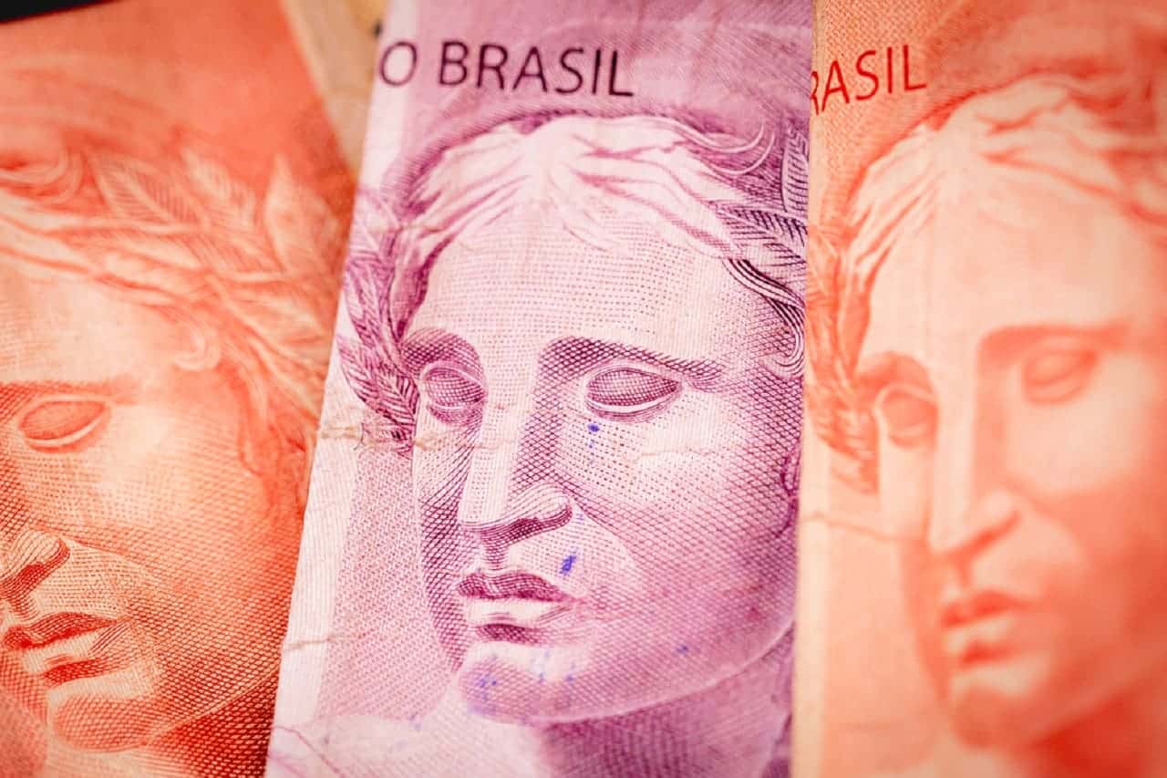 Imagem focadas em notas de R$10 e R$20