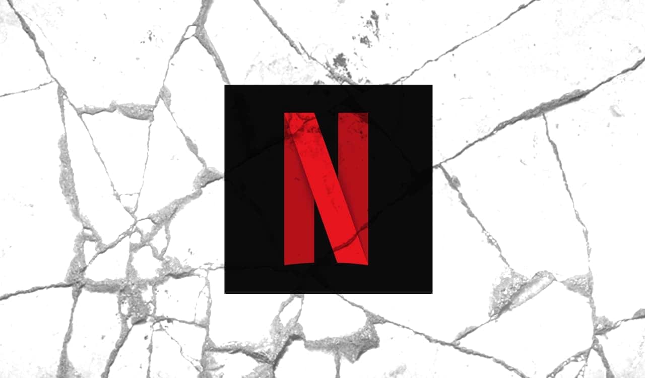 logo do streaming Netflix em um fundo branco com rachaduras
