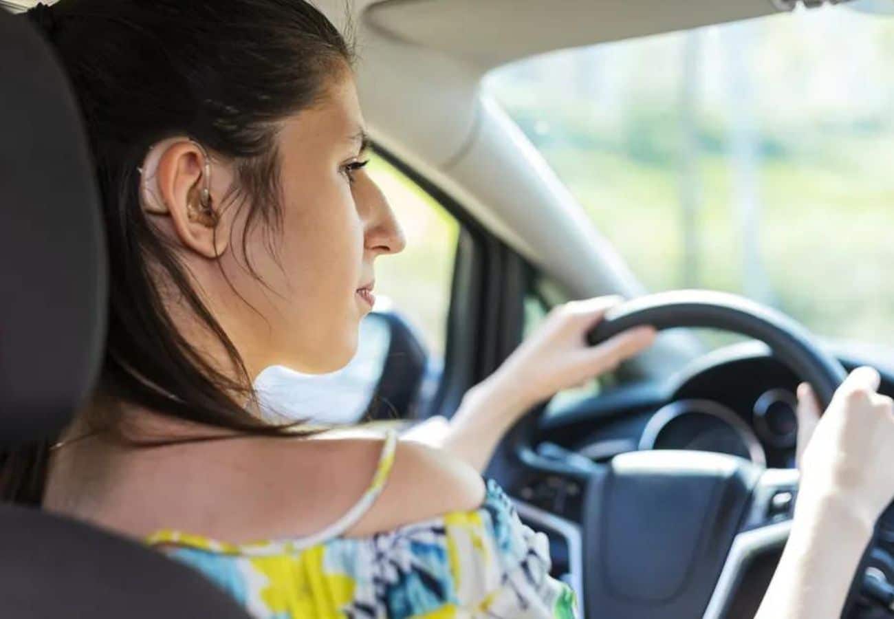 surdos e cnh: pessoa com surdez ao volante de um carro