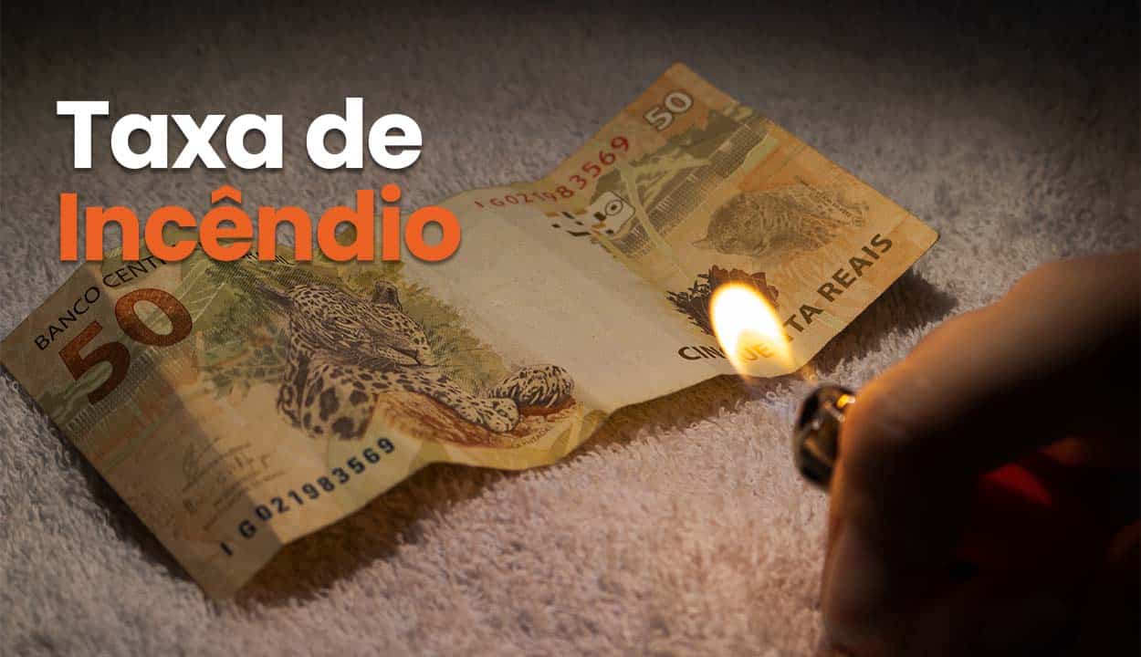 Imagem de uma pessoa com um isqueiro perto de uma nota de R$50