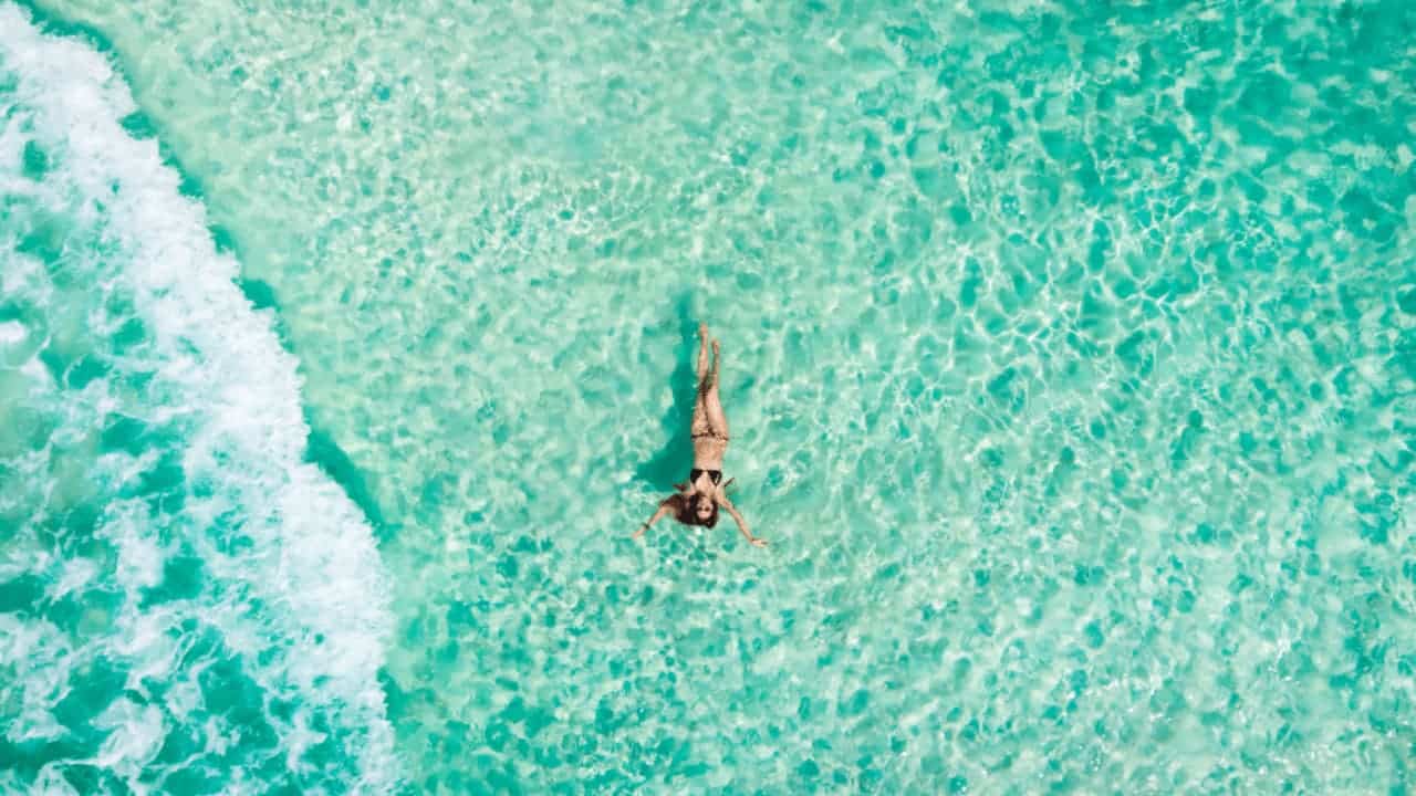 mulher no mar do caribe nadando