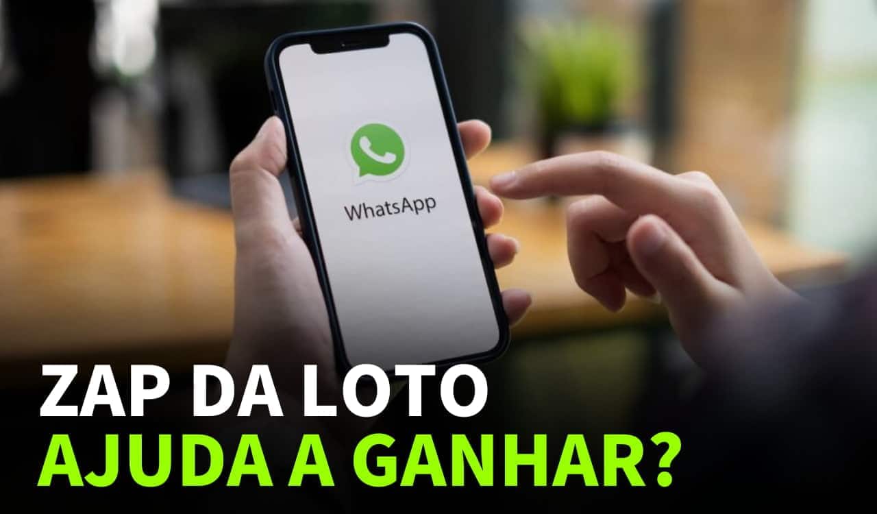 Celular com o WhatsApp aberto