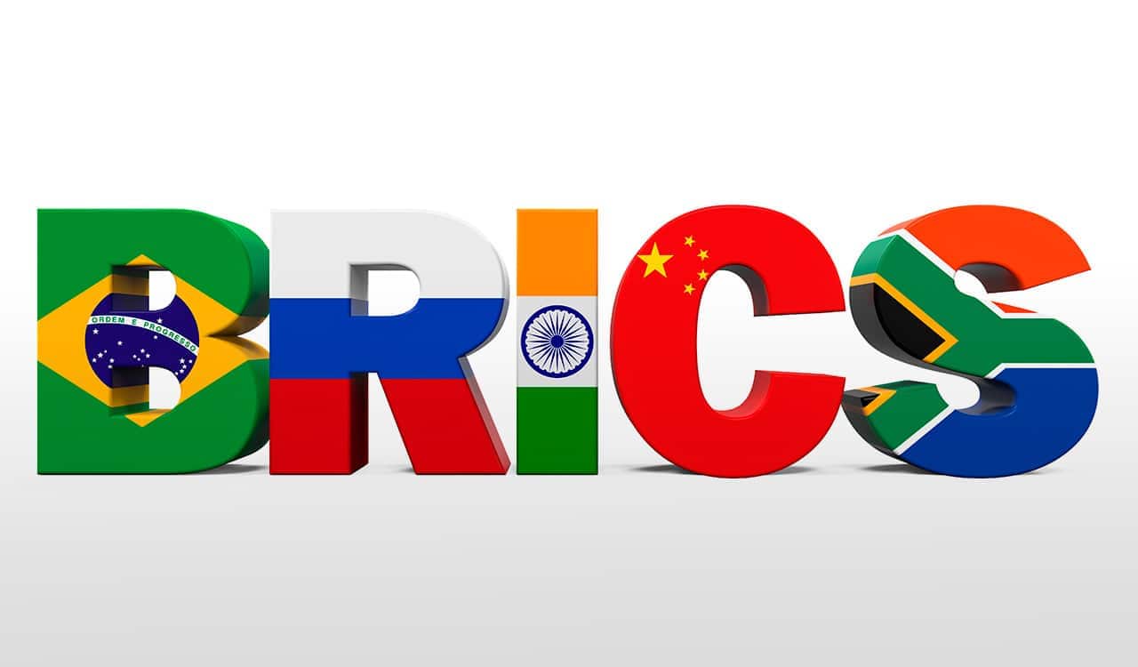 Cada letra da palavra BRICS estampada com a bandeira referente a um país integrante do bloco.