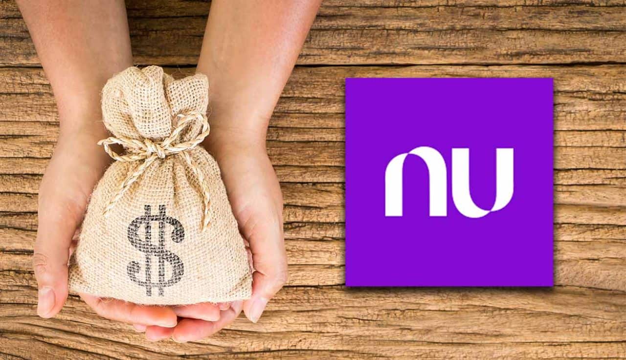 pessoa segurando saco de dinheiro e ao lado a logo do Nubank