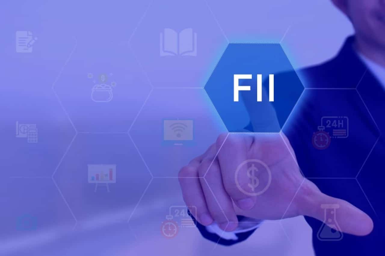 Mão atras de tela clicando nas letras "FII"