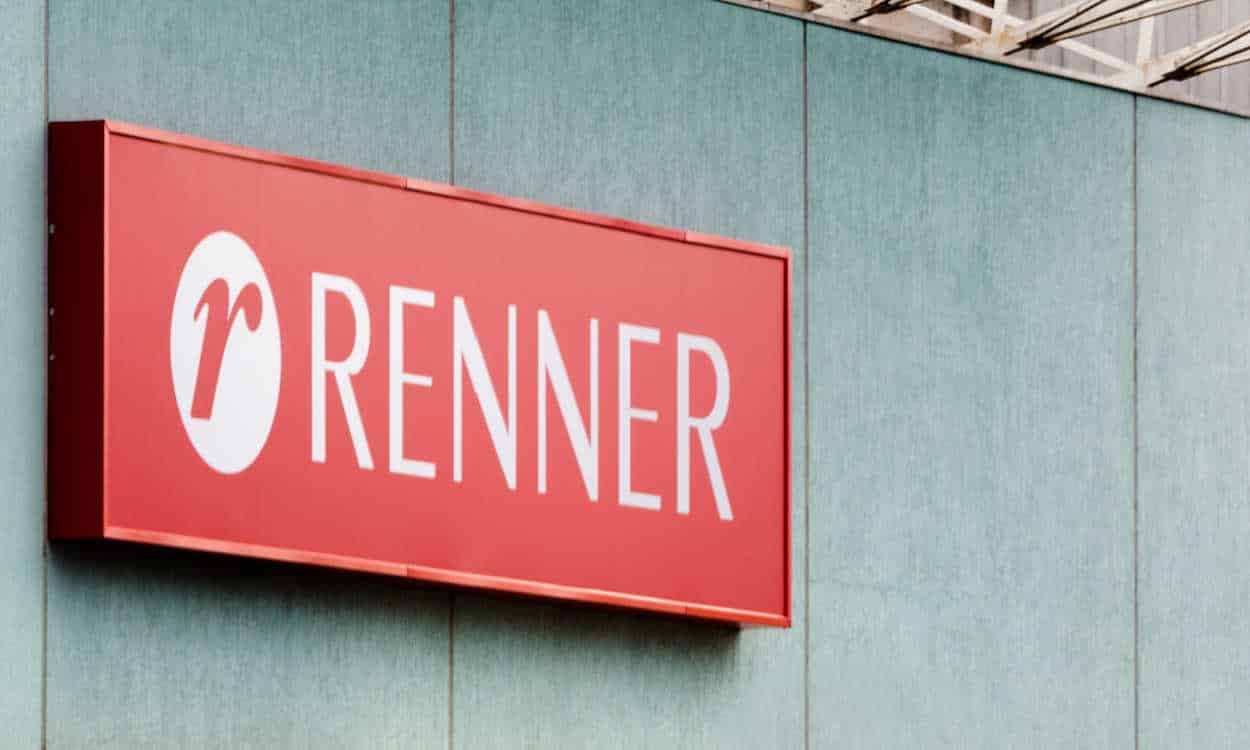 Fachada de um local com um letreiro da Renner