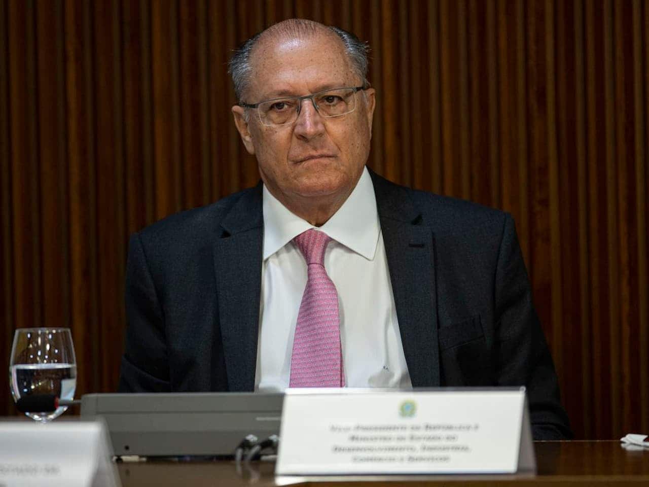 Juros longos com viés de alta; investidores aguardam ações para frear tarifaço
