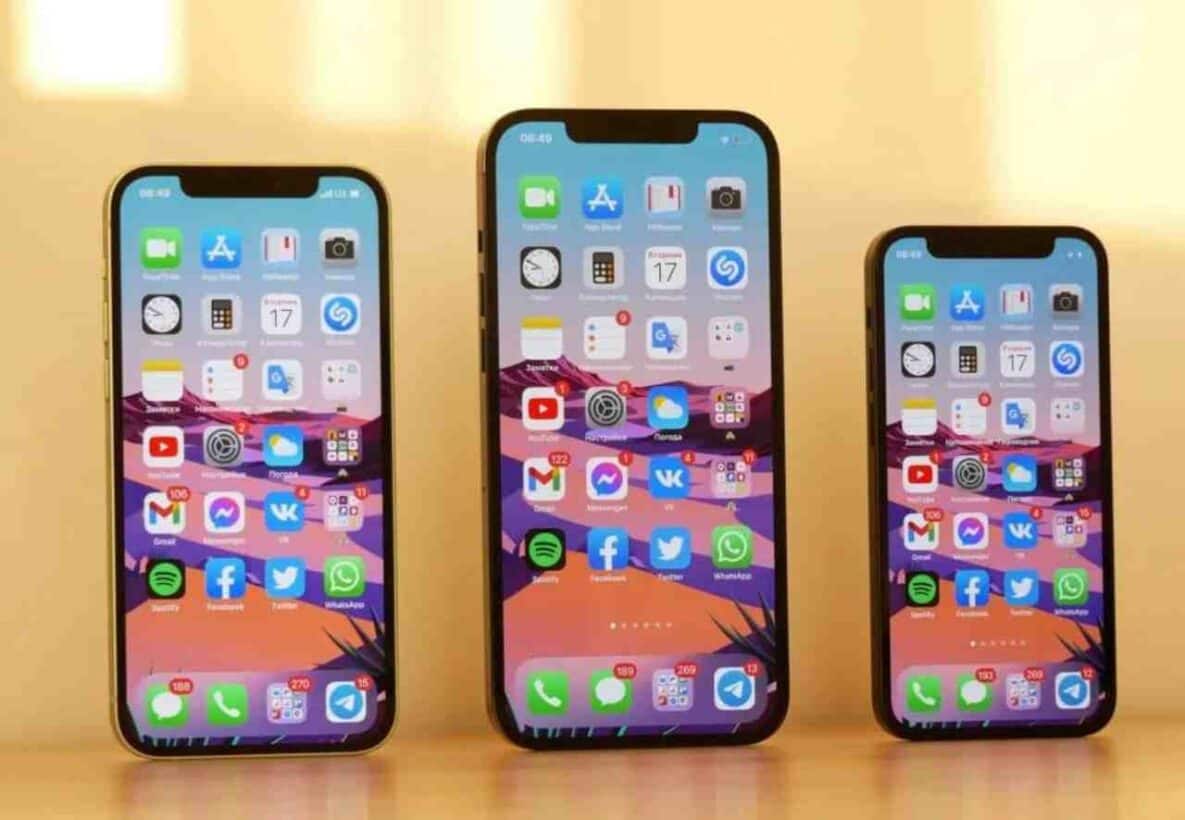 Na imagem há três modelos de Iphone de diferentes tamanhos.