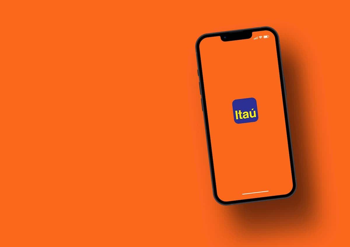 Itaú aplicativo do banco em celular.