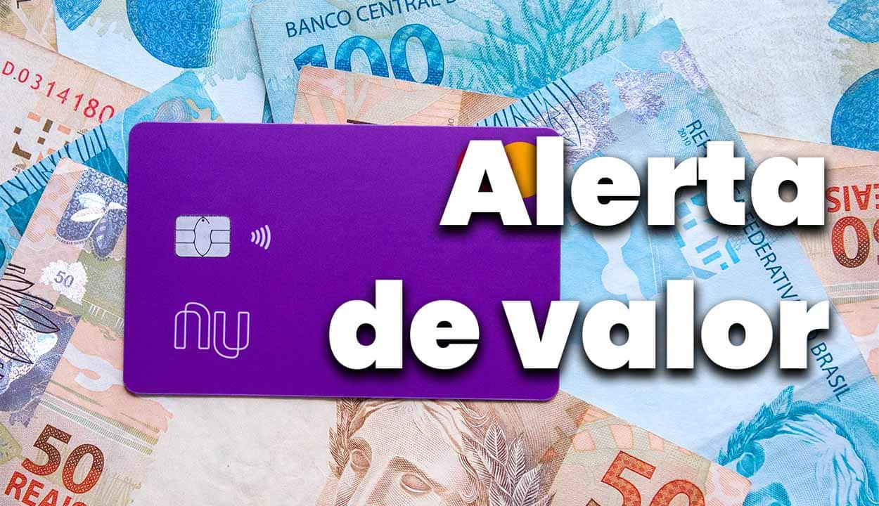 Notas de cinquenta e cem reais espalhadas ao fundo com cartão do Nubank no centro. Do lado direito da imagem, escrita "Alerta de valor"