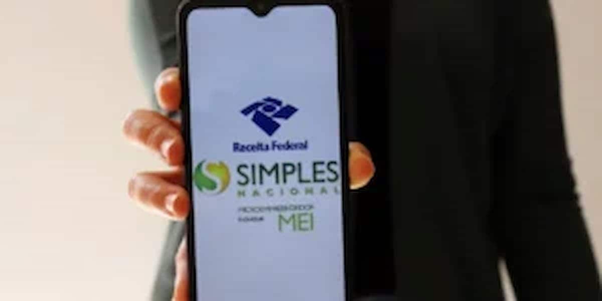 Mão segurando celular com o MEI