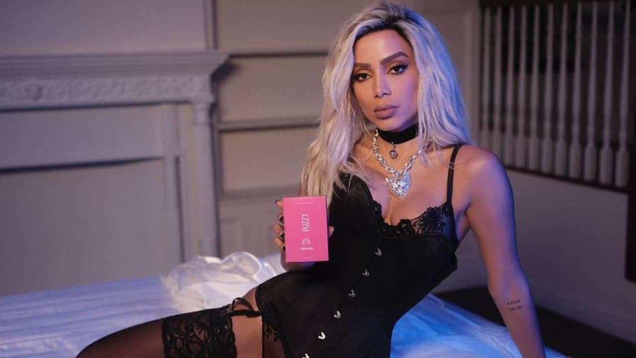 Anitta segurando Puzzy