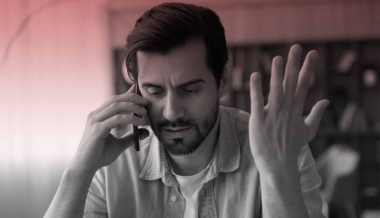 Homem frustrado falando ao telefone. reclamações