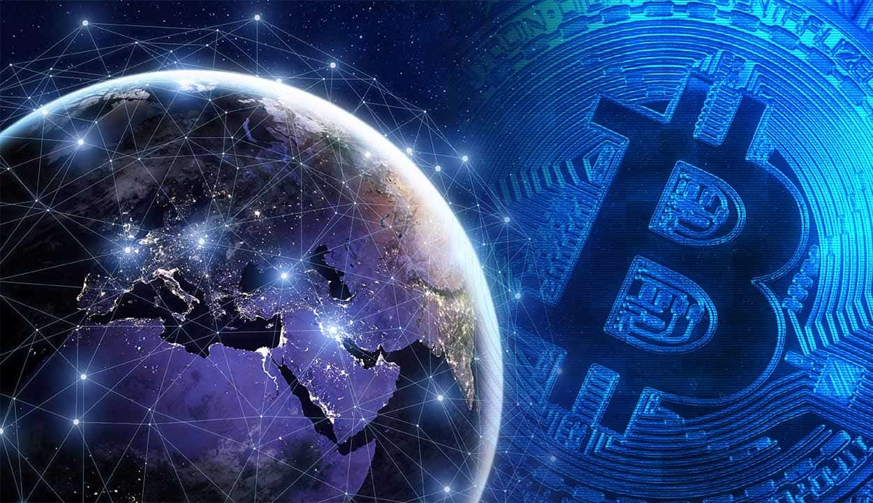Imagem de um globo ao lado do símbolo da criptomoeda Bitcoin