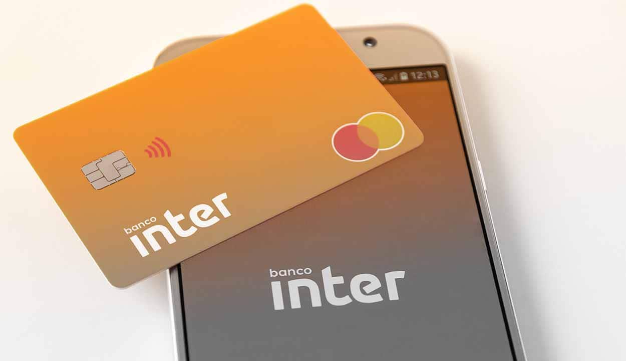 Cartão e aplicativo do banco Inter mostrado em celular