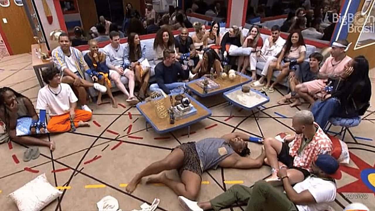 Elenco do BBB 23 reunido na sala da casa