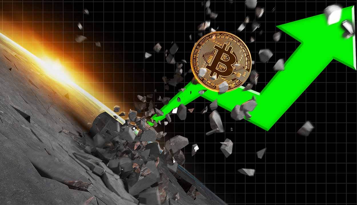 Moeda de Bitcoin quebrando superfície, com seta verde apontando para cima