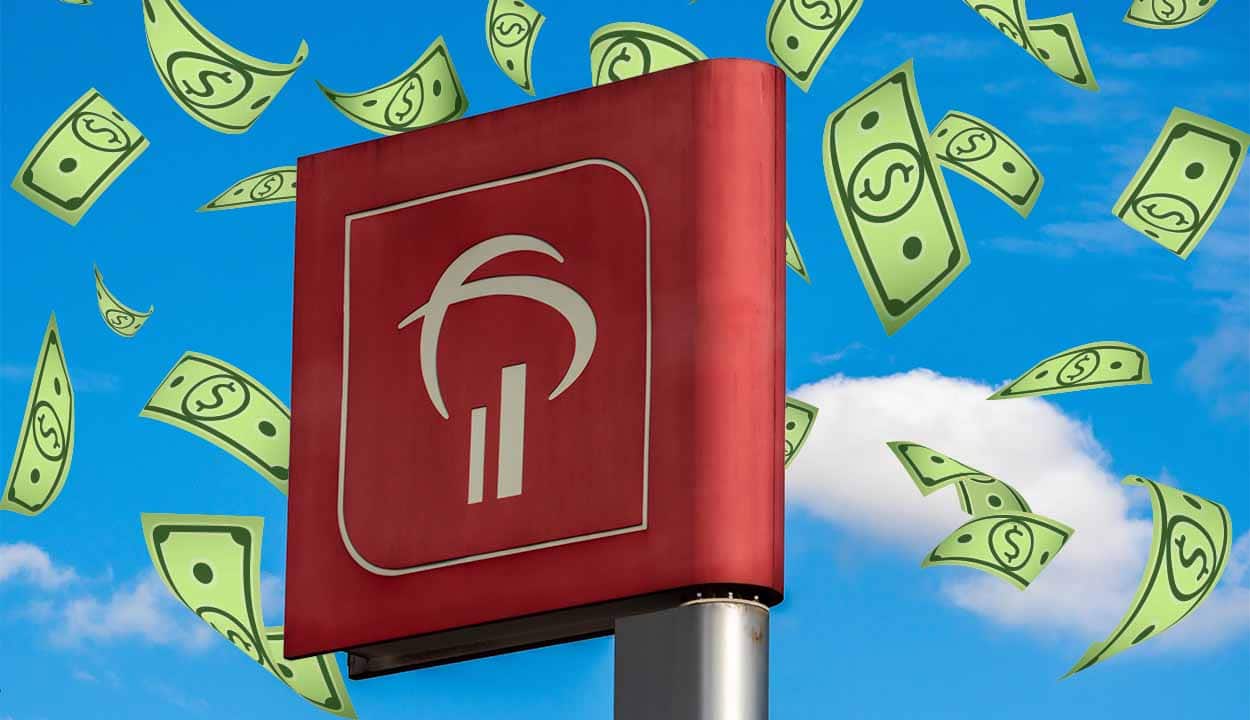 Placa com logo do banco Bradesco e ao fundo um céu azul com desenhos de cédulas de dinheiro em torno da placa.