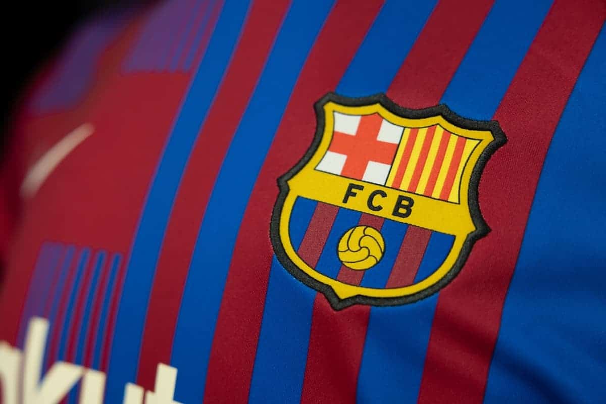 Imagem de camisa e brasão do time Barcelona