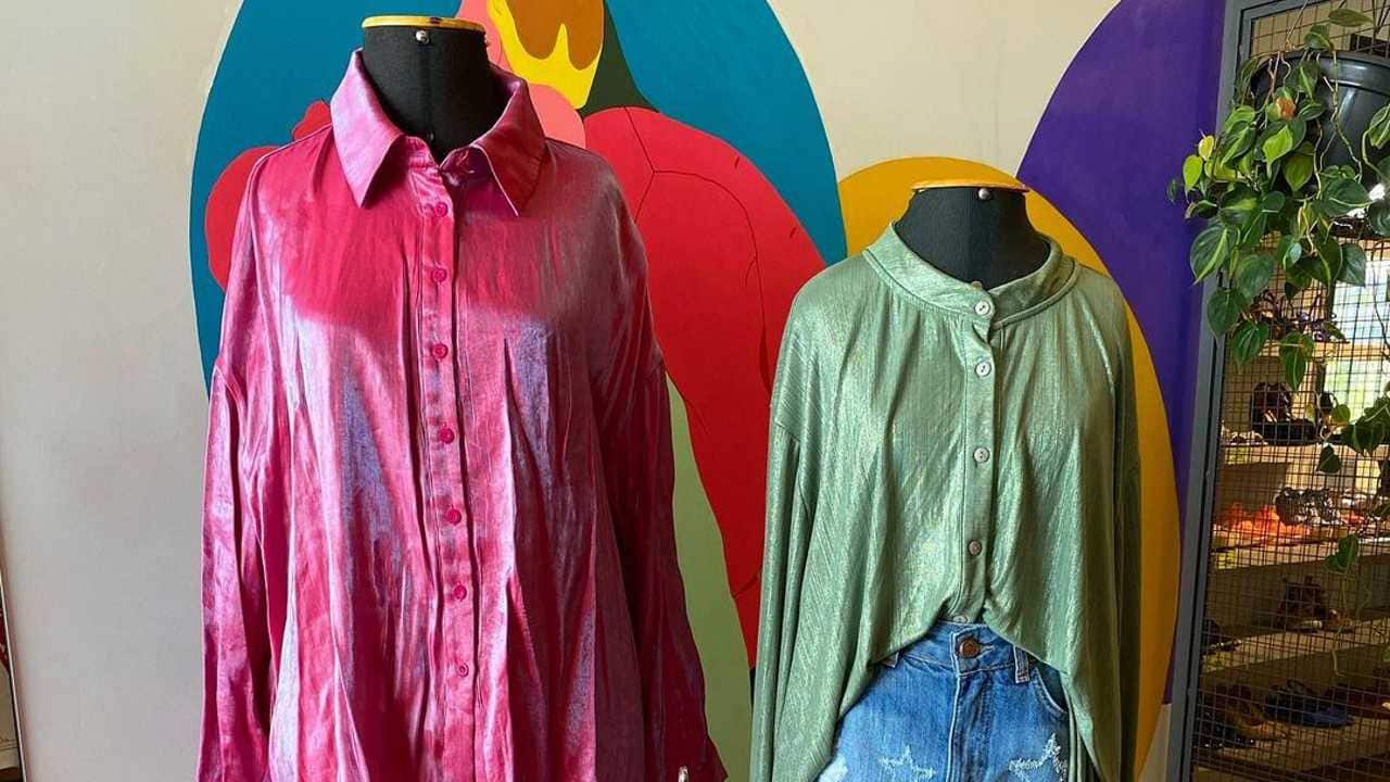 roupas do brechó em um manequim