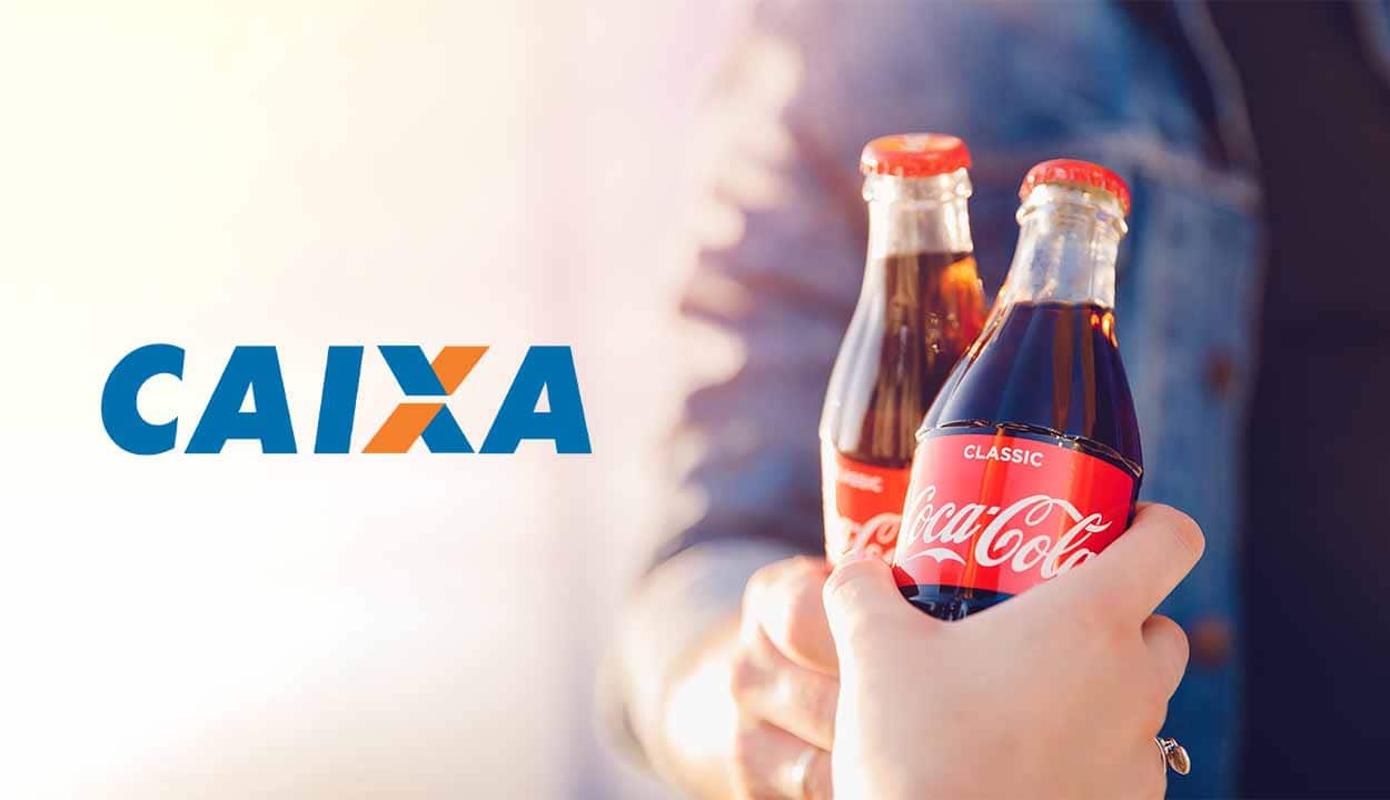 Imagem de logo da Caixa ao lado de duas pessoas brindando com Coca-Cola