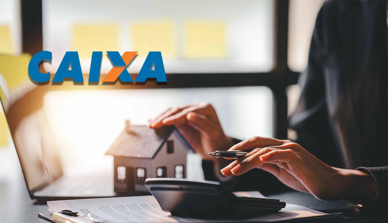 Pessoa com a mão em uma miniatura de casa e a outra numa calculadora para representar os leilões de imóveis da Caixa