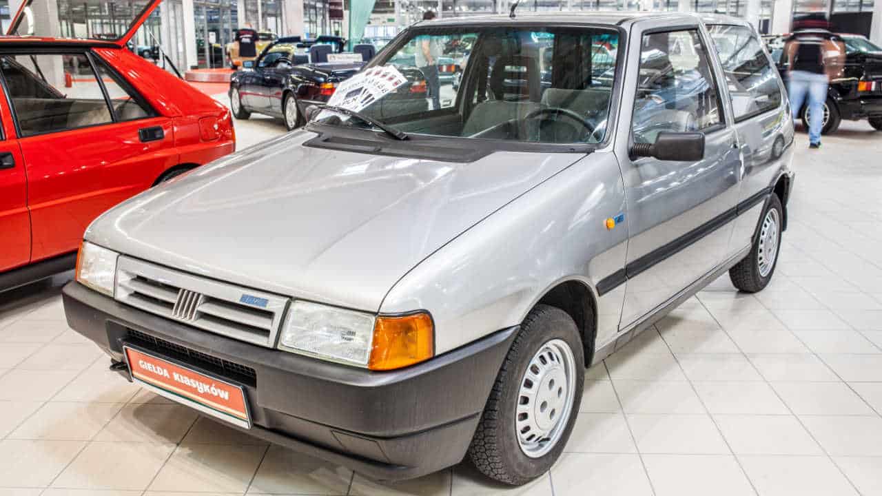 Fiat Uno 45, carro popular dos anos 90, à venda na concessionária