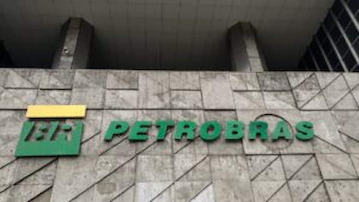 Fachada de um prédio da Petrobras com o logo da empresa na parede.