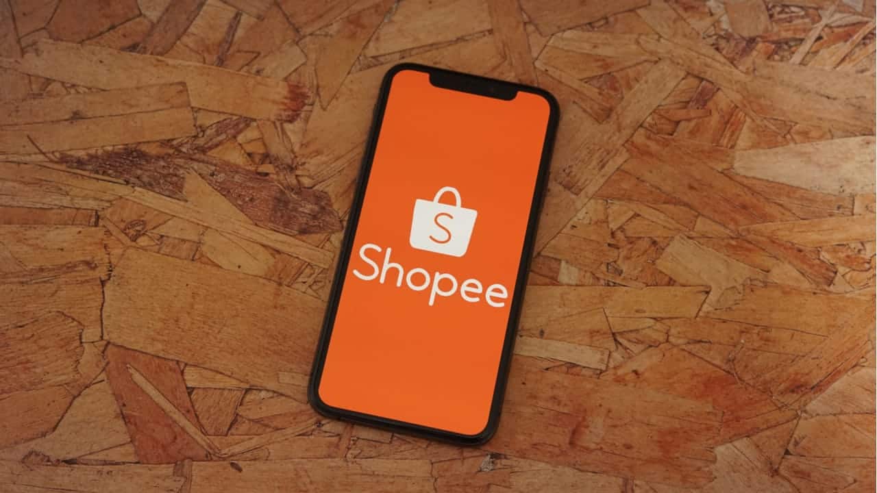 Celular com tela mostrando o aplicativo da Shopee